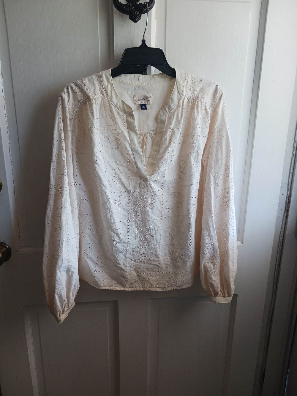 Universal Thread Cream Eyelet Split-Neck Peasant Blouse Seashells Size XS